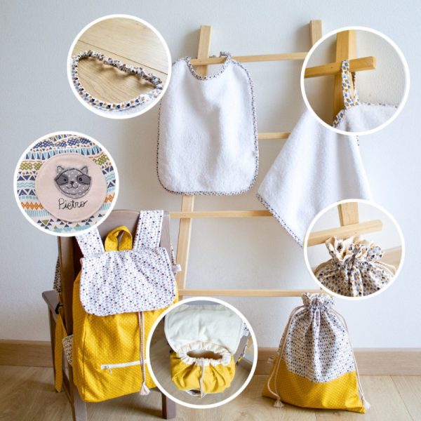 Prodotti fatti a mano per neonati e bambini 5 set asilo completo stoffa a pois ocra con dettagli all'interno dei circoletti, uno mostra l'elastico del bavaglio, un altro l'asola dell'asciugamano, il terzo la chiusura a coulisse della sacca asilo, il quarto la chiusura dello zainetto e l'ultimo la toppa con la personalizzazione, in questo caso un procione